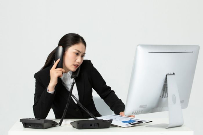 使用智能客服机器人的利与弊